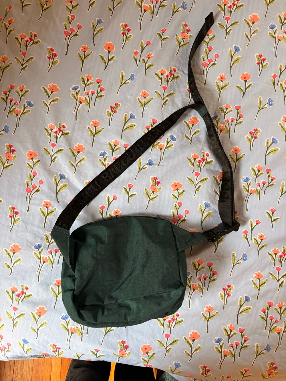 BAGGU Dark Green Crossbody Sling Bag - Picture 2 of 3